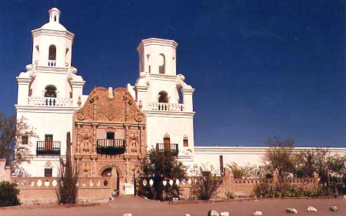 （サワロ国立公園）San Xavier Del Bacは　Tucson郊外にある1700年建立の古いカトリックの教会です。