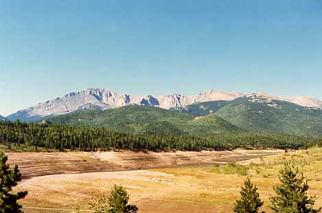 （パイクスピークとパイク国有林）Colorado　Springs　の町まで来ると遠くに　Pikes　Peak　の山並みが見えてきます。