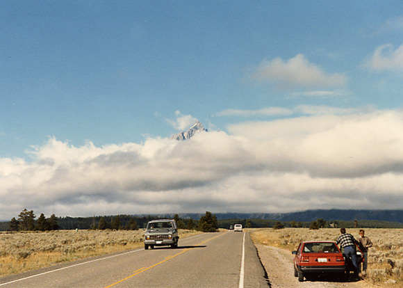 （グランドティトン国立公園）String Lake に向かう途中の道から Grand Teton 山を見ることができましたが、
山腹には雲がかかっていましたが、山頂をかいま見ることができました。