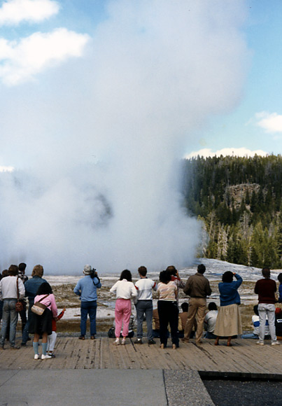 （イエローストーン国立公園 part1）ここの見所はなんといっても周期的に噴出する間欠泉でしょう。