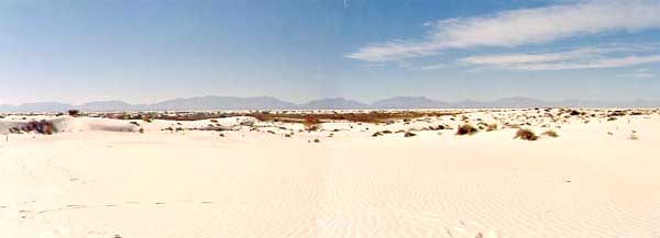 （ホワイトサンズ国定公園）遠目には雪が積もったようで、ここが　White　Sands　National　Monumentです。