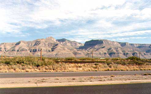 （ホワイトサンズ国定公園）アリゾナ州のようなサボテンはまったく見られず、むしろ地肌むき出しの岩山と灌木の自生した荒野が続きます。