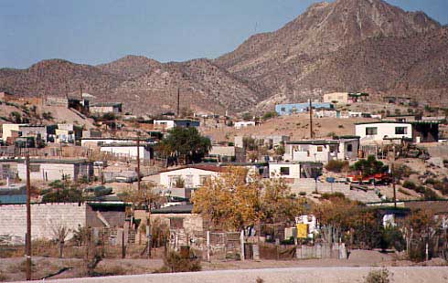 （ホワイトサンズ国定公園）メキシコ国境の町　El　Paso（エル・パソ）に向かいます。この町は、メキシコ人も多く、異国の町のようである目の前にメキシコの町が一望できます。
