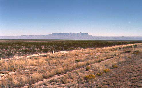 （カールズバッド洞窟群国立公園）しばらくすると遠くに Guadalupe Mountains　の山並みが見えてきます。