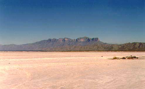 （カールズバッド洞窟群国立公園）このあたりは地図には　Salt Basin と記されているように、大地にあちこちには白く輝く塩分が堆積し、不毛の地を呈していました。
大地にあちこちには白く輝く塩分が堆積し、不毛の地を呈していました。