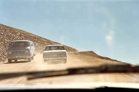 （パイクスピークとパイク国有林）Pikes　Peak　の醍醐味はなんといっても山頂まで登ることのできるドライブウェイでしょう。センターラインもなく車同士がすれ違うのも、何となく怖い感じがします。