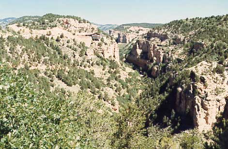 （神々の庭、風の洞窟、フローリッサントフォッシルベッズ国定公園）Garden of the Gods　を去って、US highway　２４号線を西に少し行くと、Cave of the Winds　という洞窟があります。ここまでの道は深い渓谷の間をぬうように走っていてたいへん美しい道です