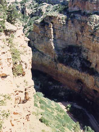 （神々の庭、風の洞窟、フローリッサントフォッシルベッズ国定公園）Garden of the Gods　を去って、US highway　２４号線を西に少し行くと、Cave of the Winds　という洞窟があります。ここまでの道は深い渓谷の間をぬうように走っていてたいへん美しい道です