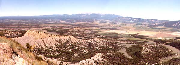 （メサバーデ国立公園）Mesa Verde　はスペイン語で　緑のテーブルと意味がある通り、広大な緑に包まれた台地の中に公園があります。