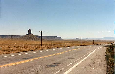 (Four State Corners)160号線から163号線に入り北上すると、周囲の風景は一変します。今までのうす茶けた大地から、赤い土と赤い岩の山々に変わっていきます