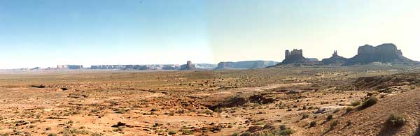 (Four State Corners)163号線をしばらく走ると、ジョン・ウェインの西部劇で有名な岩山が見え始め、Monument Valley　もすぐそこです。