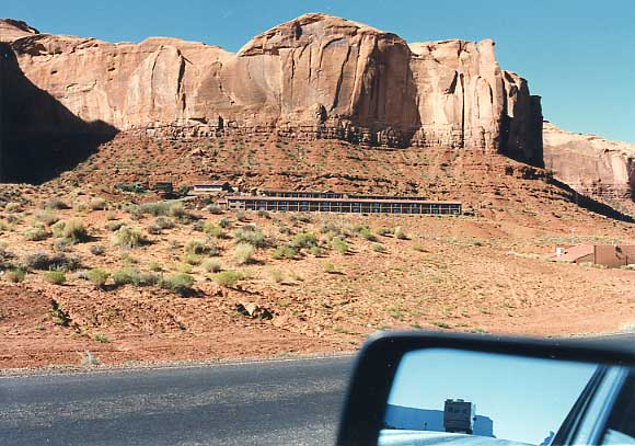 （モニュメントバレー）公園近くで宿泊できるのは Monument Valley Lodge だけです。