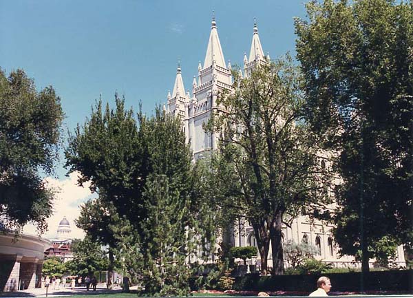 （ジャクソン）Salt Lake の町はモルモン教徒によって建設された整然とした町並みを示しています。
町の中心には美しい公園とモルモン教会が目につきます。