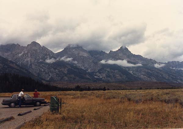 （ジャクソン）あいにくの曇天ですが、Jacksonの郊外からはすぐ目の前に Grand Teton　の山並みが見えます。