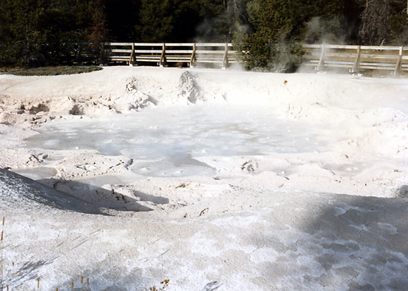 （イエローストーン国立公園 part1）Fountain Paint Potでは泥がぼこぼこと沸騰している様子が印象的でした。