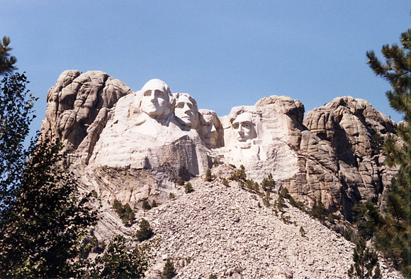 （ラシュモア山）Interstate　90を東に走り、South　Dakota州に入りRapid　Cityの郊外にあるMt.Rushmoreに向かいます。
ここはアメリカ歴代の大統領の中でもとくに有名な大統領の彫刻があります。